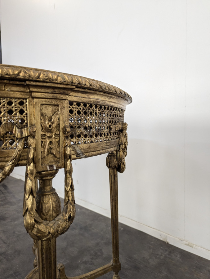 Table de salon en bois doré et cannage de style Louis XVI