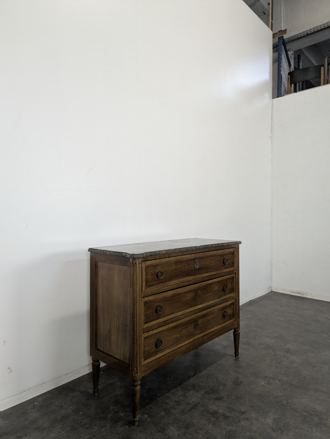 Commode en noyer de style Louis XVI