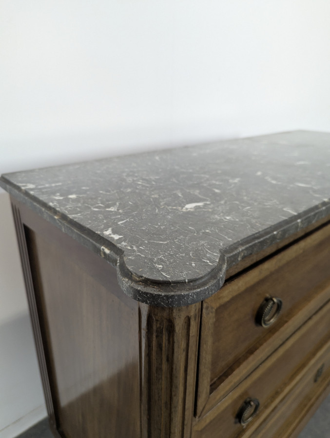 Commode en noyer de style Louis XVI