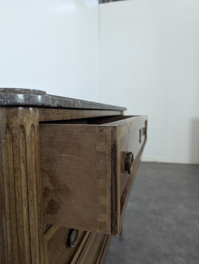 Commode en noyer de style Louis XVI
