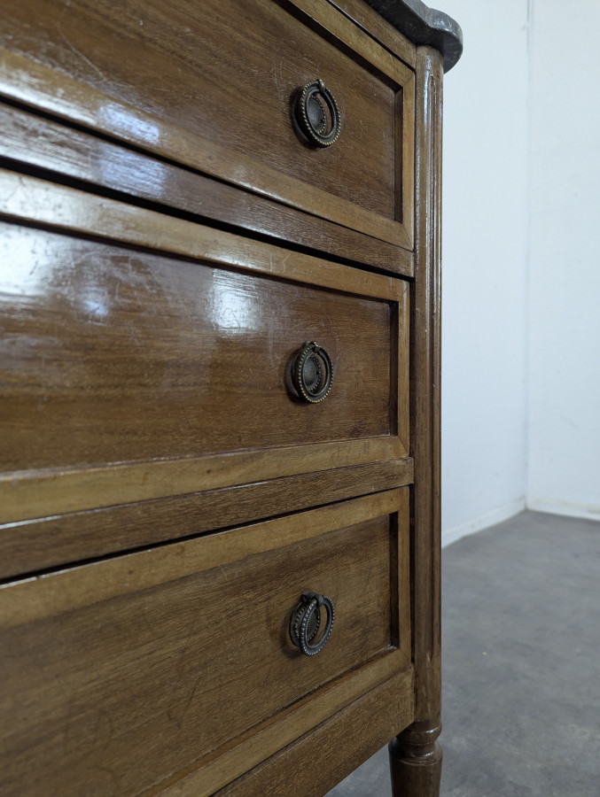 Commode en noyer de style Louis XVI
