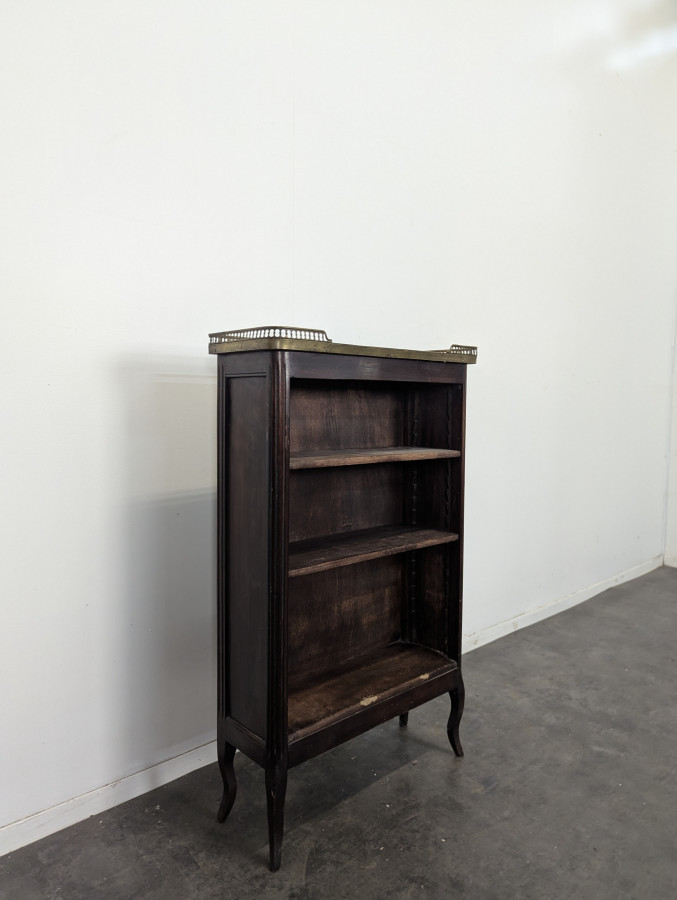 Petite bibliothèque à galerie de style Transition