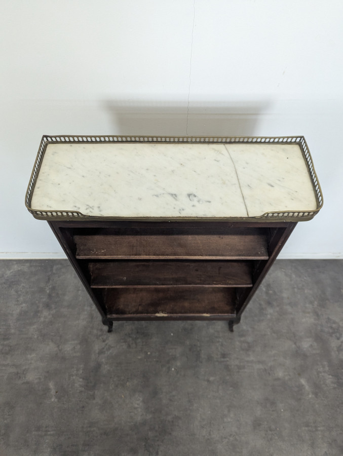 Petite bibliothèque à galerie de style Transition