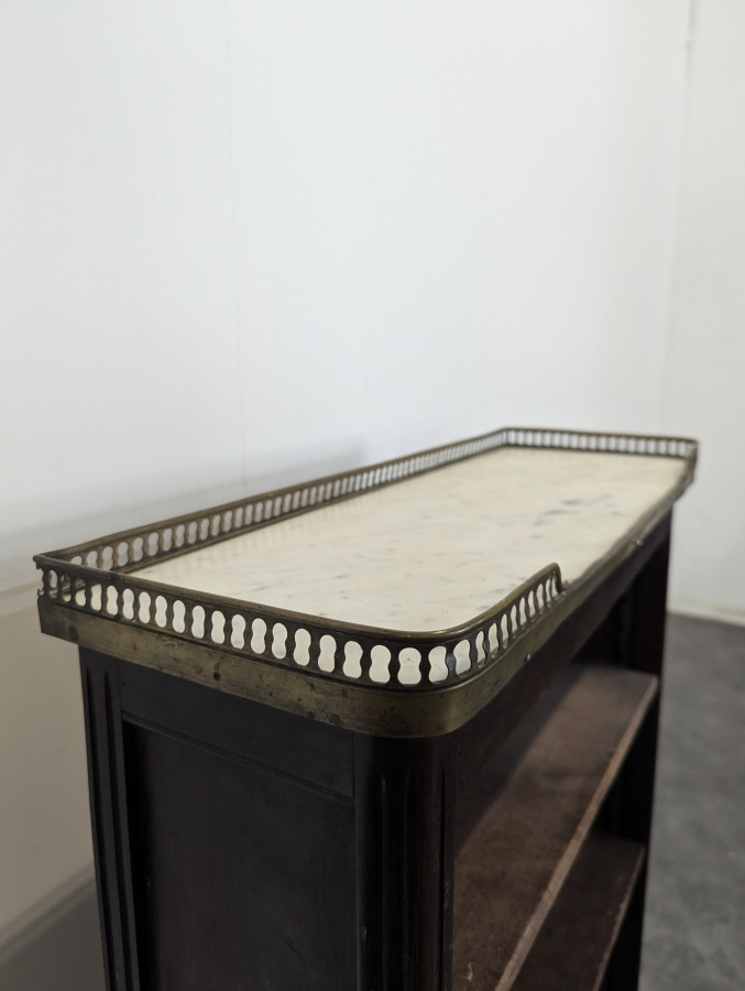 Petite bibliothèque à galerie de style Transition