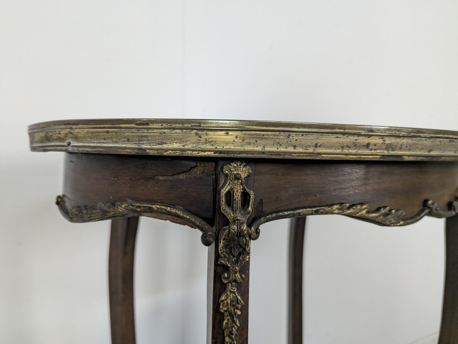 Guéridon de style Louis XV avec bronzes