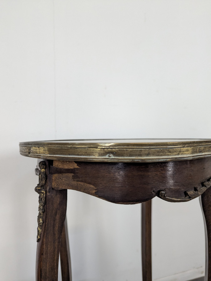 Guéridon de style Louis XV avec bronzes