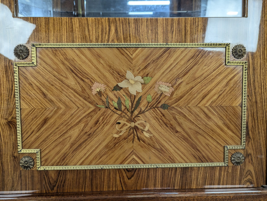 Vitrine Argentier en marqueterie de bois de rose