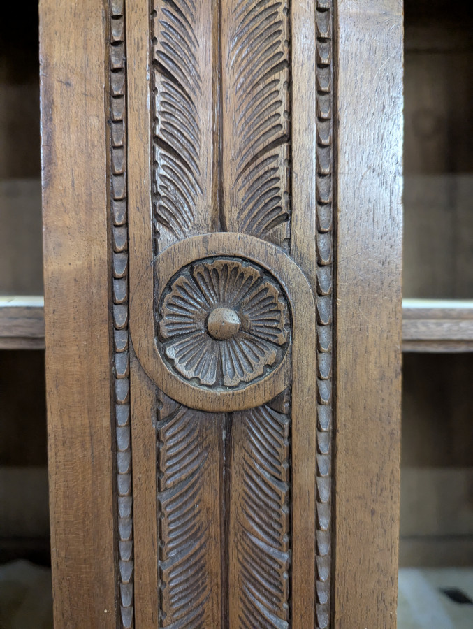Buffet de style Renaissance en Noyer par la maison Mercier
