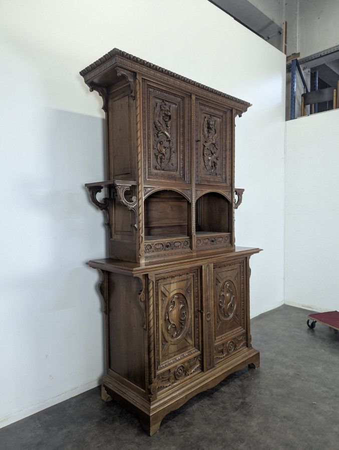 Buffet de style Renaissance en Noyer par la maison Mercier