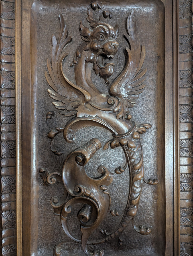 Buffet de style Renaissance en Noyer par la maison Mercier