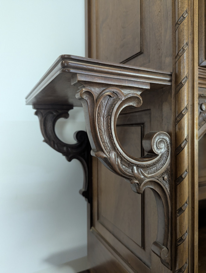 Buffet de style Renaissance en Noyer par la maison Mercier