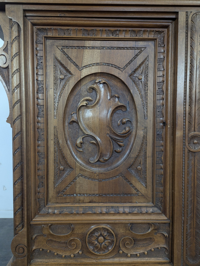 Buffet de style Renaissance en Noyer par la maison Mercier