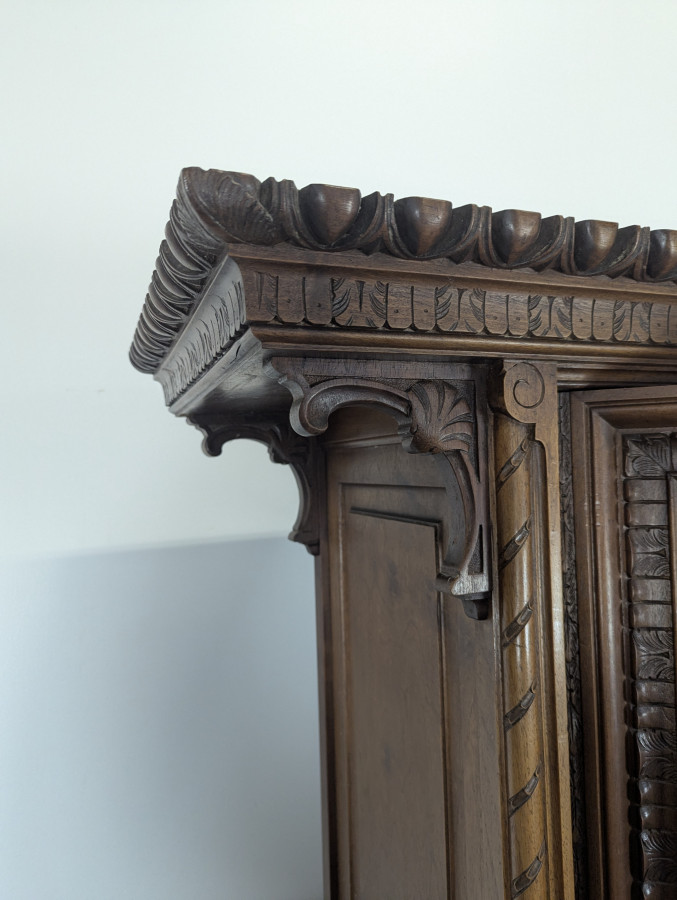Buffet de style Renaissance en Noyer par la maison Mercier