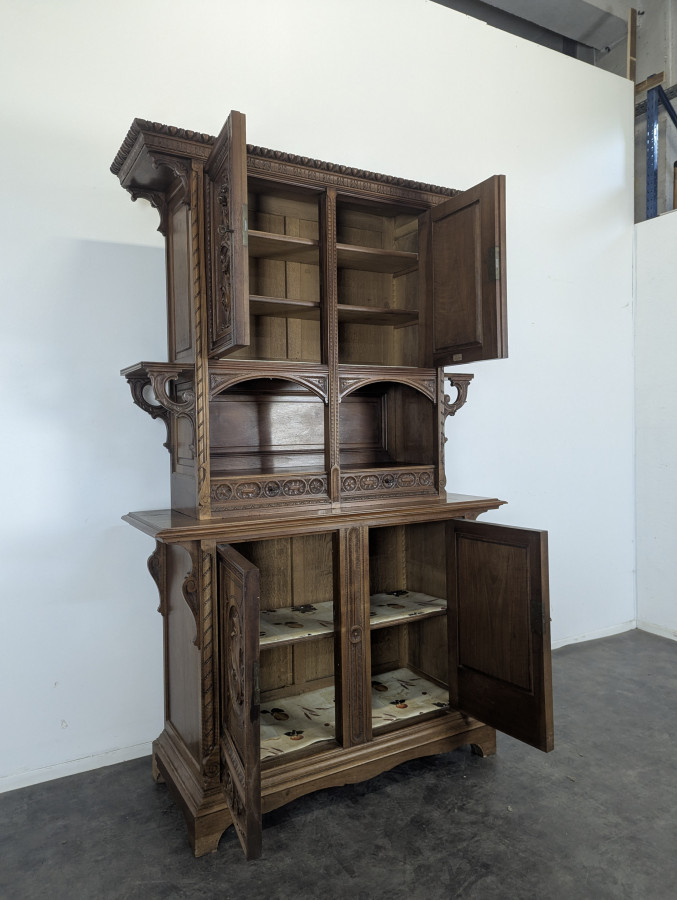 Buffet de style Renaissance en Noyer par la maison Mercier