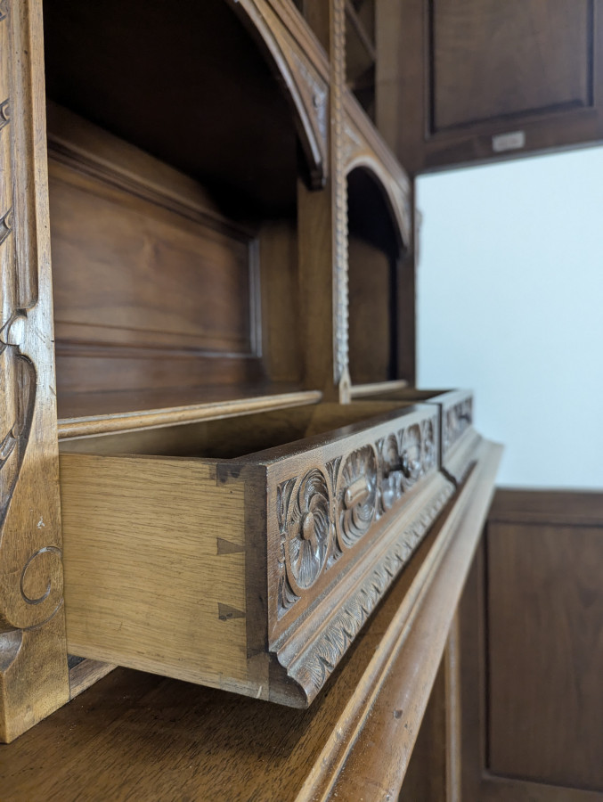 Buffet de style Renaissance en Noyer par la maison Mercier