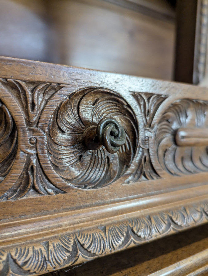 Buffet de style Renaissance en Noyer par la maison Mercier