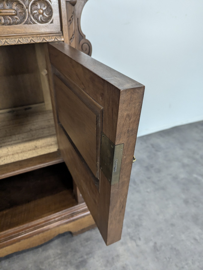 Desserte de style Renaissance en Noyer par la maison Mercier