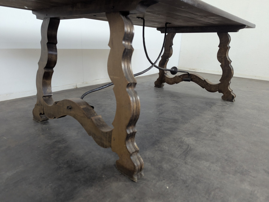 Table de style Espagnole entretoise en fer forgé