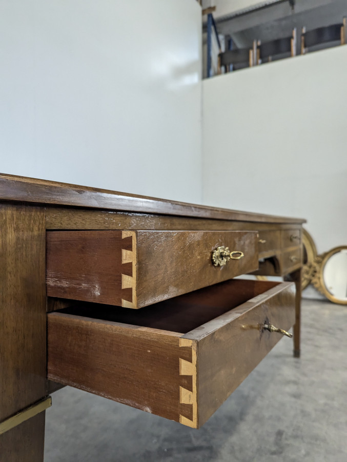 Bureau de ministre en Noyer provenant du Sénat Français