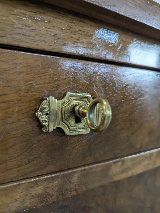 Bureau de ministre en Noyer provenant du Sénat Français