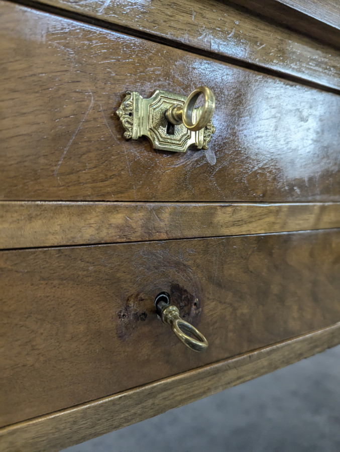 Bureau de ministre en Noyer provenant du Sénat Français