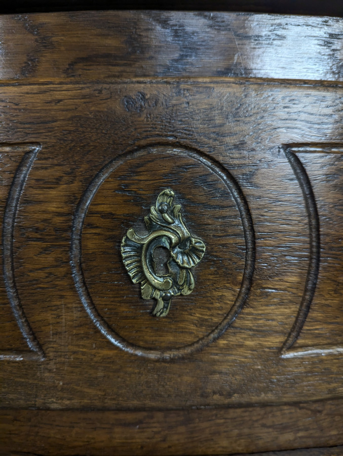 Commode en chêne de style Louis XV néo rustique
