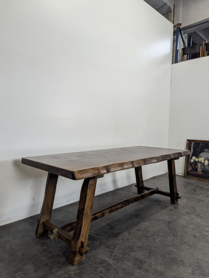 Table brutaliste de Aranjou