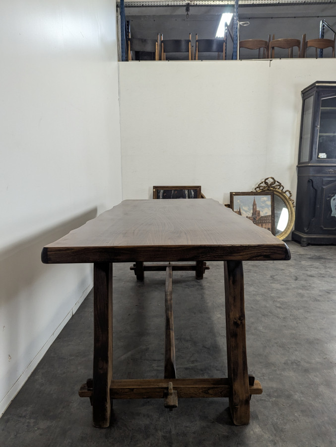 Table brutaliste de Aranjou