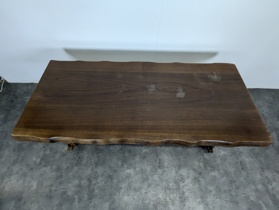 Table brutaliste de Aranjou