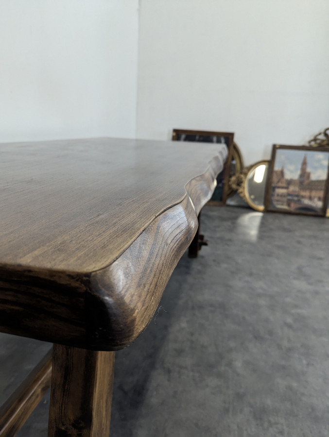 Table brutaliste de Aranjou