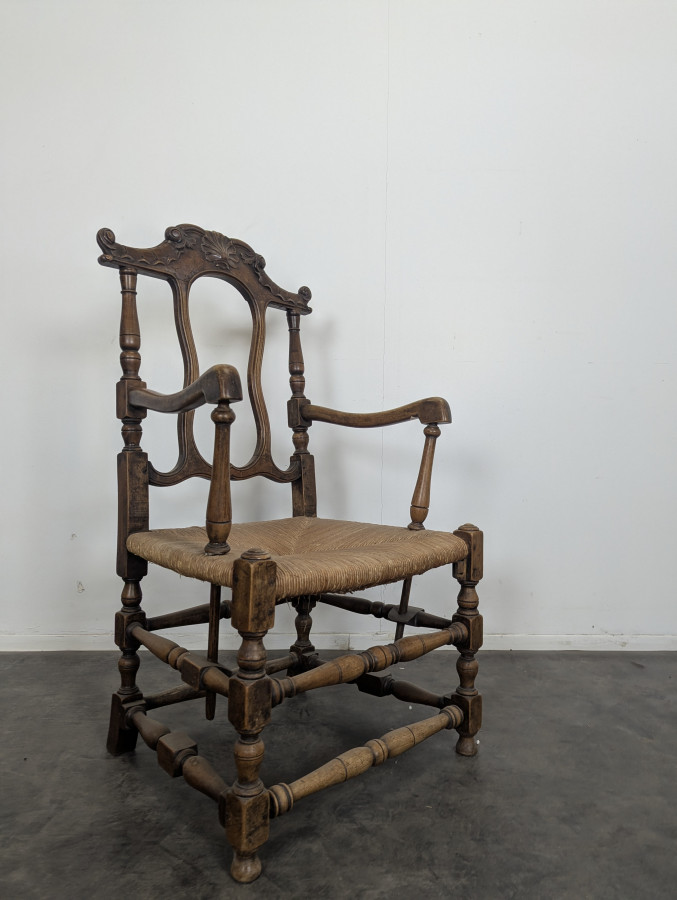 Paire de fauteuil provençaux en Noyer à motif de coquille St Jacques