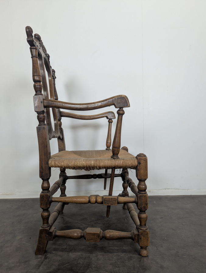 Paire de fauteuil provençaux en Noyer à motif de coquille St Jacques