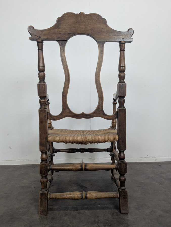 Paire de fauteuil provençaux en Noyer à motif de coquille St Jacques