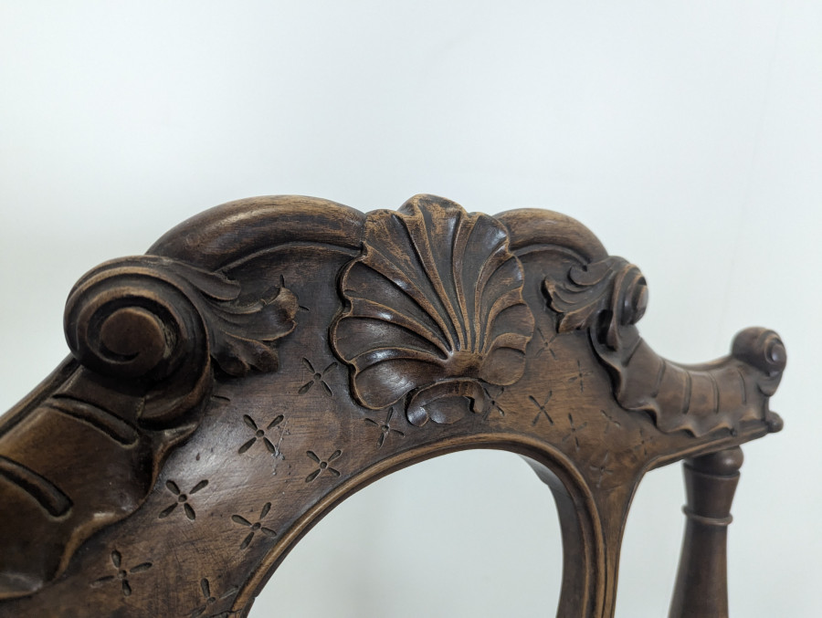 Paire de fauteuil provençaux en Noyer à motif de coquille St Jacques