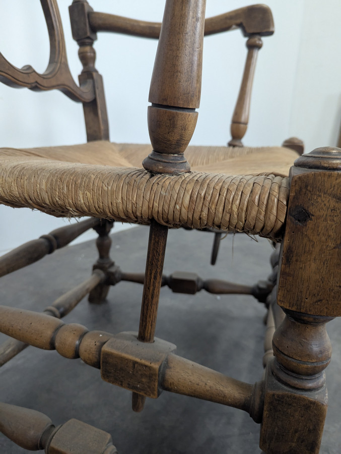 Paire de fauteuil provençaux en Noyer à motif de coquille St Jacques