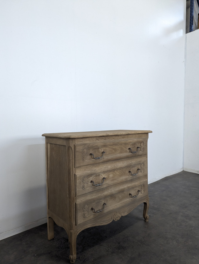 Commode décapé en chêne de style Louis XV