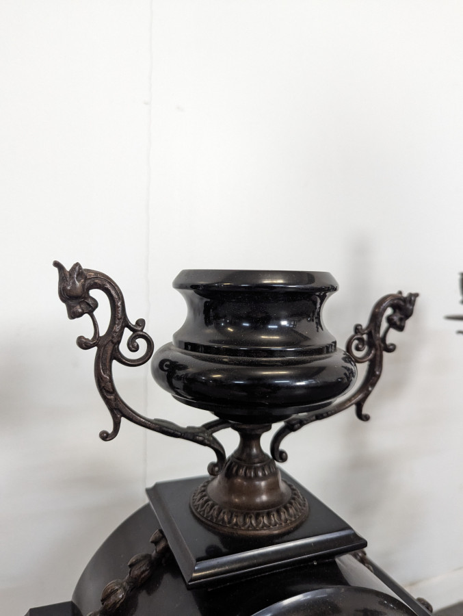 Garniture de cheminée fin XIX ème en Marbre noir