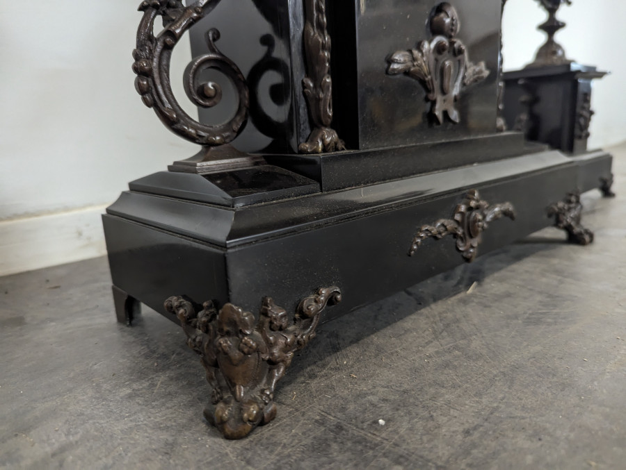 Garniture de cheminée fin XIX ème en Marbre noir