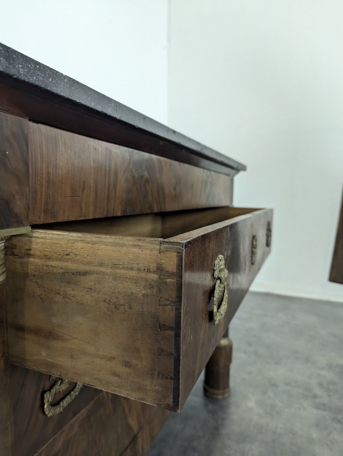Commode époque Empire avec jeu de bronze