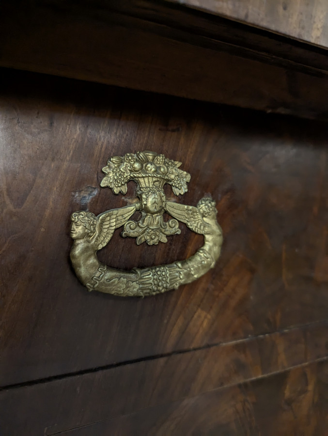 Commode époque Empire avec jeu de bronze