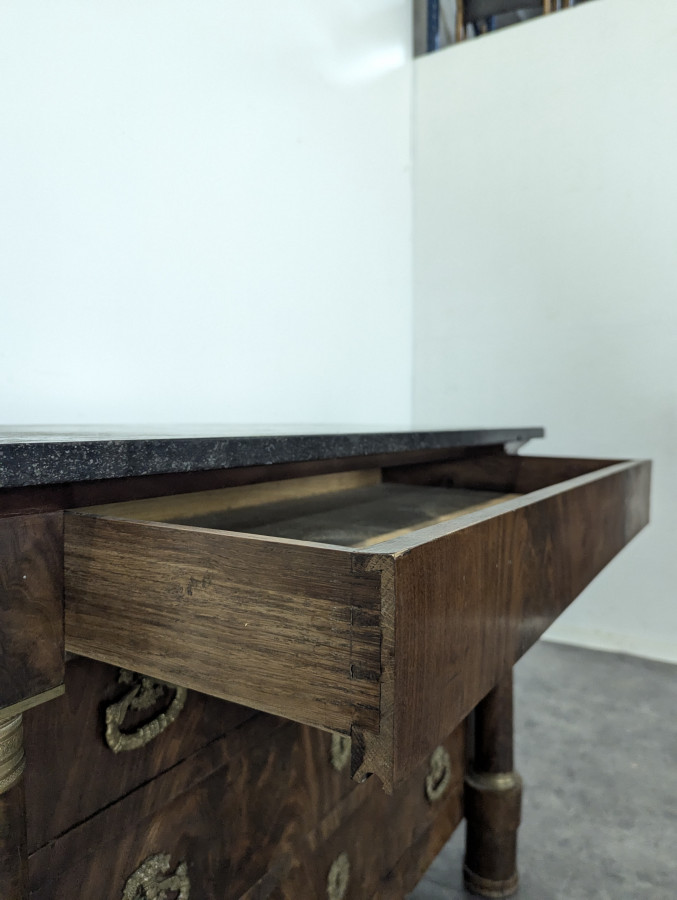 Commode époque Empire avec jeu de bronze