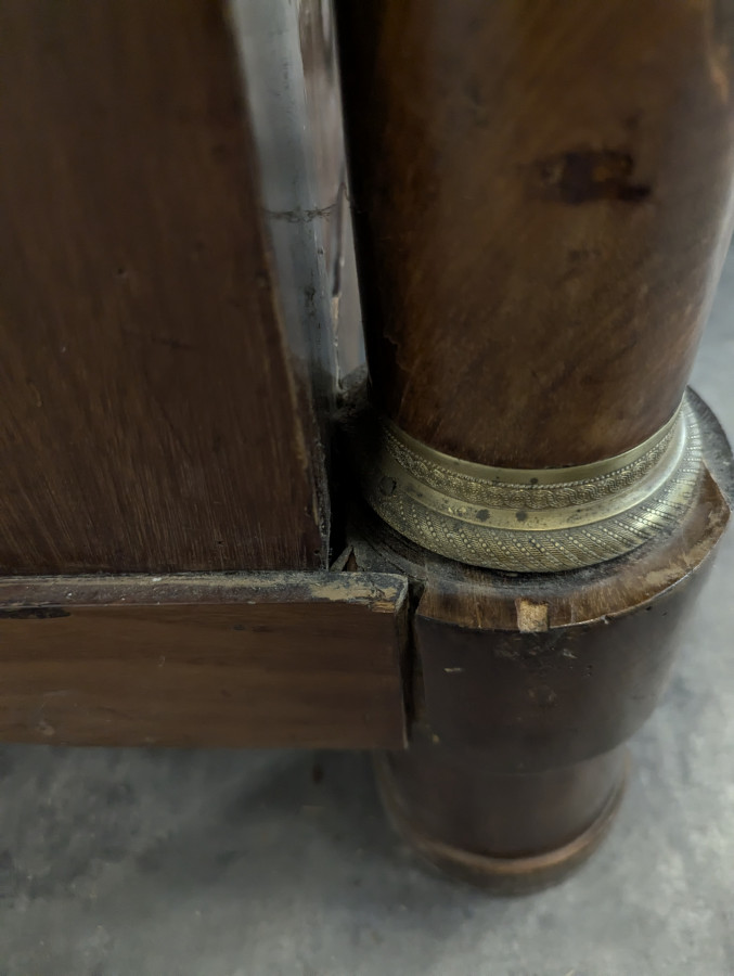 Commode époque Empire avec jeu de bronze