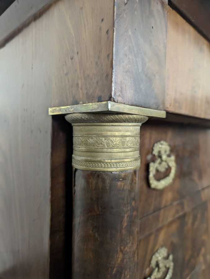 Commode époque Empire avec jeu de bronze