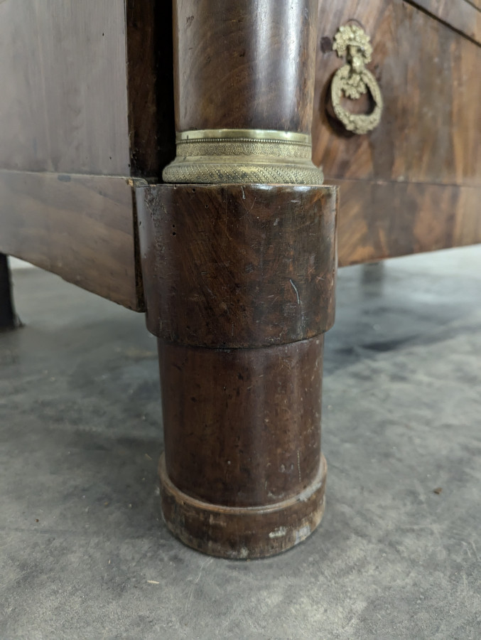 Commode époque Empire avec jeu de bronze