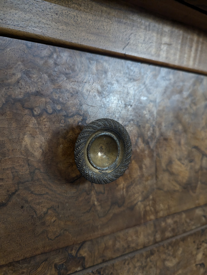 Commode de style Empire en Noyer et Ronce de Noyer