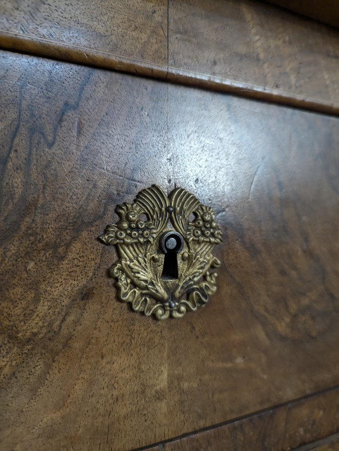 Commode de style Empire en Noyer et Ronce de Noyer