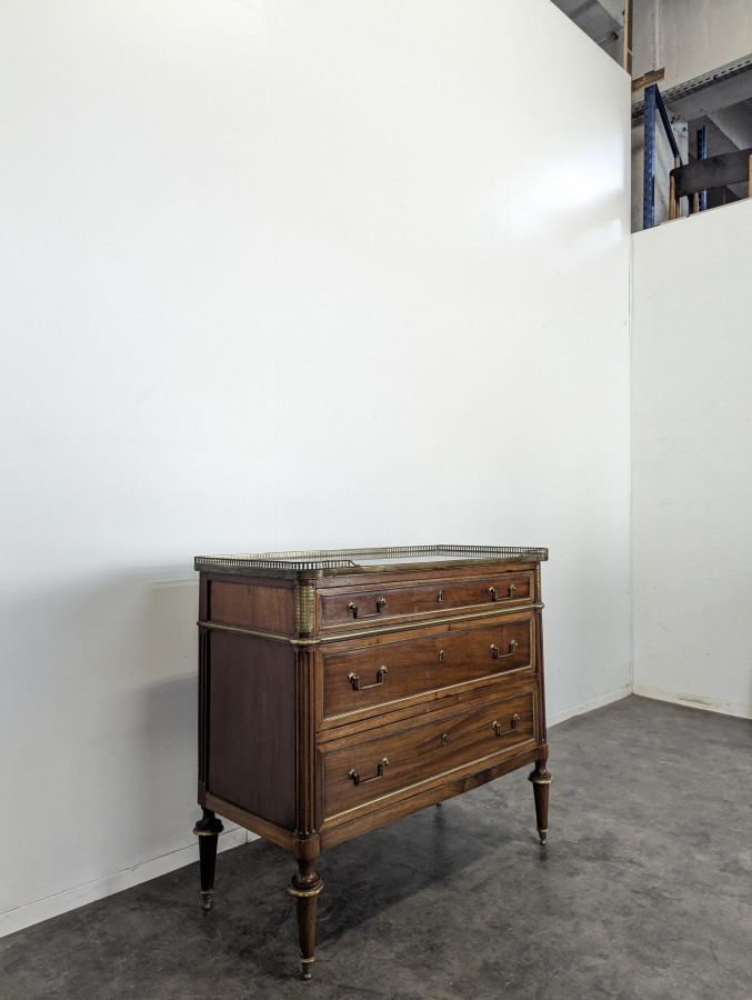 Commode de style Louis XVI en Acajou coiffé d'un marbre à galerie de laiton