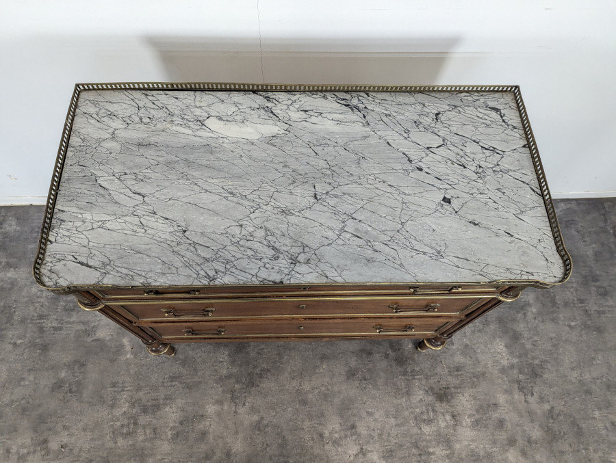 Commode de style Louis XVI en Acajou coiffé d'un marbre à galerie de laiton