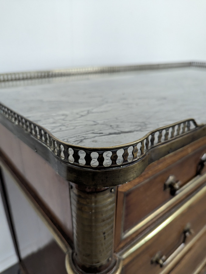 Commode de style Louis XVI en Acajou coiffé d'un marbre à galerie de laiton