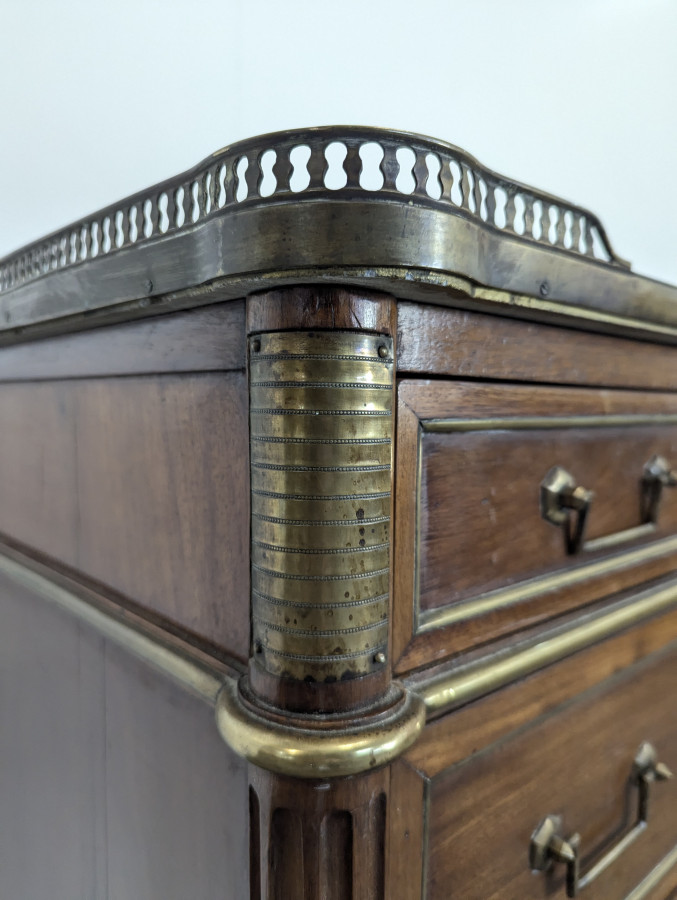 Commode de style Louis XVI en Acajou coiffé d'un marbre à galerie de laiton